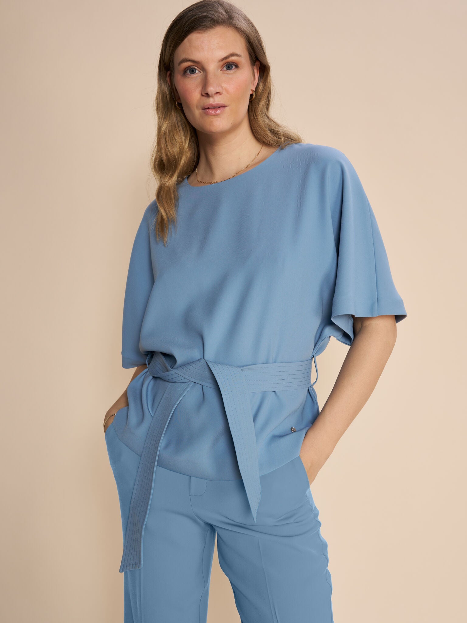 Modelshot / Blue Shadow / Detail